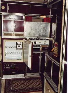 MIKAFA - Küche mit Kühlschrank und Gas-Herd